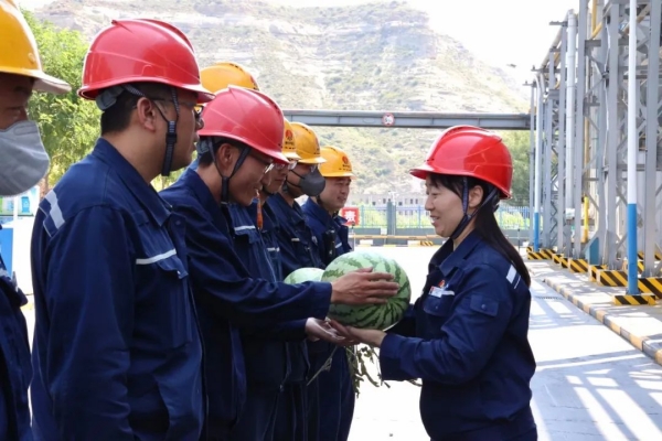 201689812217115488.jpg 工會(huì)送清涼02.jpg